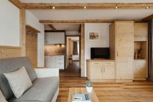a living room with a couch and a kitchen at Apartments Roda de Ciar in Badia
