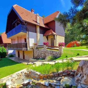 une maison avec un ruisseau devant dans l'établissement Tara Apartmani Malešević - 1, à Kaluđerske Bare