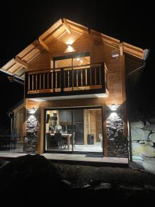 una casa con un balcone in cima di Les 2 Chalets Alpins a Saint-Michel-de-Chaillol