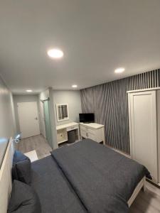 een slaapkamer met een groot bed en een bureau bij ''Am Limes'' Hotel in Enns