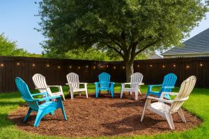 eine Gruppe von blauen und weißen Stühlen in einem Hof in der Unterkunft Crew Stay Sleeps 16 Work, Cook, Play & Relax in Navo