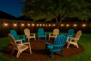 eine Gruppe von Stühlen, die nachts in einem Hof sitzen in der Unterkunft Crew Stay Sleeps 16 Work, Cook, Play & Relax in Navo + 6 Fotos