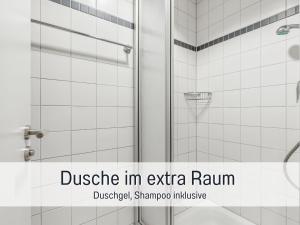 een douche in een badkamer met de woorden dusske Ik ben extra regen bij Albert & Viktoria Loft mit Parkplätzen in Coburg