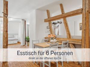 een open keuken en eetkamer met een tafel en stoelen bij Albert & Viktoria Loft mit Parkplätzen in Coburg