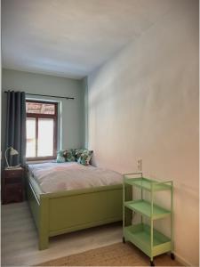 Postel nebo postele na pokoji v ubytování Beim Goldenen Dackel -Atelierhaus im Hof