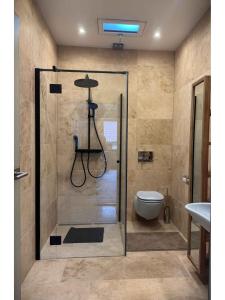 Koupelna v ubytování Beim Goldenen Dackel -Atelierhaus im Hof + 36 fotografií