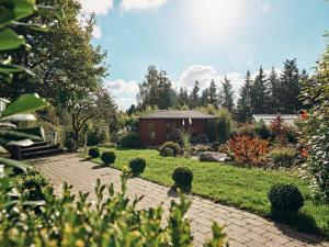 een tuin met een paviljoen op de achtergrond bij Bildstein's "Dharamsala" in Langenfeld