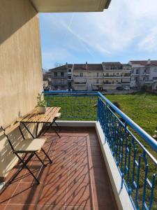 un balcone con tavolo e sedie su un edificio di Dn'A home by the lake a Anatolí