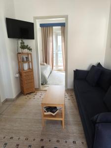 un soggiorno con un divano e un tavolino da caffè di Dn'A home by the lake a Anatolí Altre 4 foto