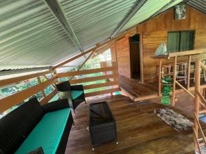 een woonkamer van een houten hut met een bank bij Cabañita tipo Chalet in Fortuna