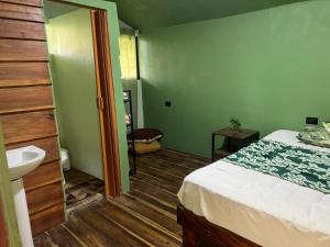 een badkamer met een bed en een wastafel in een kamer bij Cabañita tipo Chalet in Fortuna