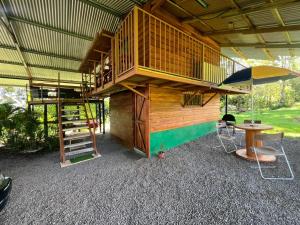 een boomhut met een balkon en een tafel bij Cabañita tipo Chalet in Fortuna