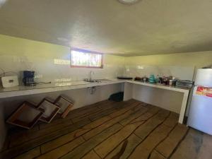 een keuken met een aanrecht, een wastafel en een koelkast bij Cabañita tipo Chalet in Fortuna