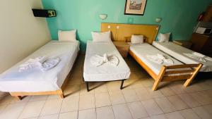 3 posti letto in una stanza con di Quad Studio 2936 a San Pawl il-Baħar