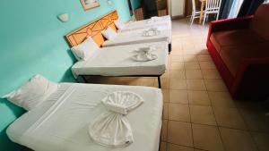 un gruppo di tre letti in una stanza di Quad Studio 2936 a San Pawl il-Baħar Altre 12 foto