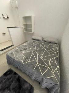 a bedroom with a bed in a room at Hostel Mariah in Cabo Frio