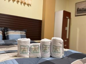 een groep van drie handdoeken op een bed bij Gran Hotel Real in Huancayo
