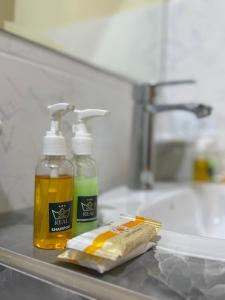 een wastafel in de badkamer met 2 flessen zeep en een tandenborstel bij Gran Hotel Real in Huancayo