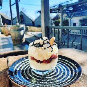 ein Dessert auf einem Teller auf einem Tisch in der Unterkunft Wein&Speiz Fogadó in Györköny