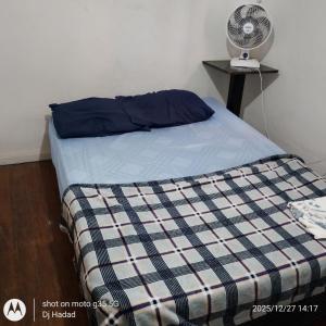 een bed in een kamer met een kussen en een ventilator bij Santa Alexandrina in Rio de Janeiro +29 foto's