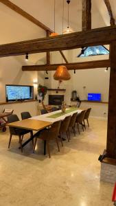 een grote eetkamer met een grote tafel en stoelen bij Festung 57 in Bran