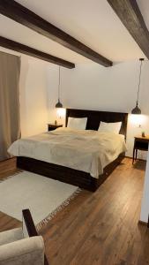 een slaapkamer met een groot bed en een bank bij Festung 57 in Bran