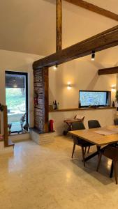 een eetkamer met een tafel en een open haard bij Festung 57 in Bran