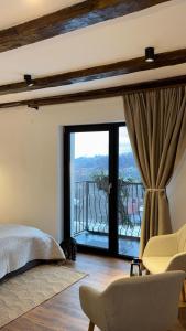 een slaapkamer met een bed en uitzicht op een balkon bij Festung 57 in Bran