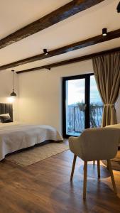 een slaapkamer met een bed, een stoel en een raam bij Festung 57 in Bran +42 foto's