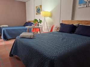 Postel nebo postele na pokoji v ubytování Hostal Genoveva