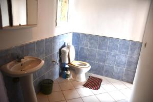 Phòng tắm tại SNI-Village Ambohidratrimo au bord du Lac Andranotapahana +18 ảnh