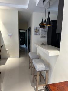 een keuken met een aanrecht en krukken in een kamer bij Serenity Villa in Ocho Rios