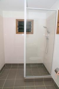 Phòng tắm tại Evis Resort at Nggatirana Island