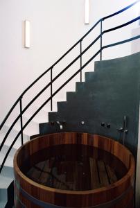 una scala a chiocciola con una canna di legnoasteryasteryasteryasteryasteryasteryasteryasteryastery di Lotsenturm Usedom a Karnin