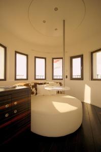 una camera da letto con un grande letto bianco e finestre di Lotsenturm Usedom a Karnin