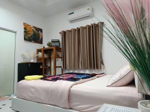 una camera da letto con un letto grande con una finestra di มินิฮาร์ท เฮาส์บีช Mini Heart House Beach a Ban Chak Phai