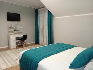 En eller flere senge i et værelse på Villa 'Whispering Pines' Ilidža + 37 billeder