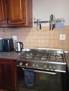 eine Küche mit einem Herdofen in einer Küche in der Unterkunft Spacious Home, 2-Bed, 2-Bath, Braai Area, Parking in Witsand