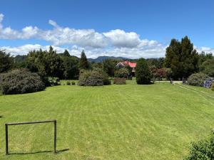 een groot grasveld met een voetbal erin bij Departamento tranquilo y equipado en parcela privada, cerca de comercios in Puerto Montt