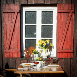 een tafel met een raam en een tafel met bloemen bij Gasthof Waldgericht in Dornstetten +13 foto's