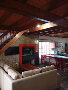 ein Wohnzimmer mit einer weißen Couch und einer Küche in der Unterkunft Spacious Home, 2-Bed, 2-Bath, Braai Area, Parking in Witsand