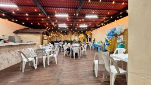 een eetkamer met witte tafels en witte stoelen bij Hotel Villa Chucum in Tikuch