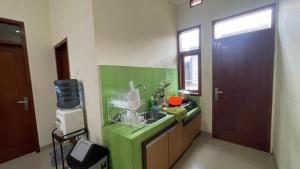 Køkken eller tekøkken på Villa Putih 3 Kamar - Garden Villa + 7 billeder