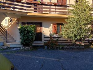 una casa con scale e una porta con balcone di Alloggio turistico Fiocco di Neve a Filettino