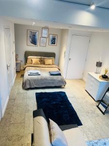a large bedroom with two beds and a couch at Riverlight Studio sleep 3 in Cambridge