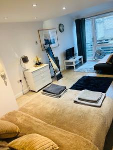 a living room with a couch and a dresser at Riverlight Studio sleep 3 in Cambridge
