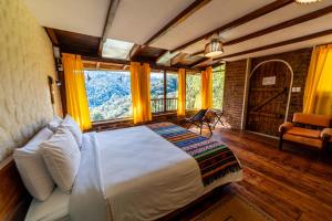 une chambre avec un lit et une grande fenêtre dans l'établissement Bellavista Cloud Forest Lodge & Private Protected Area, à Tandayapa