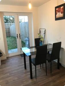 een eetkamer met een glazen tafel en stoelen bij NG Property in Glasgow +9 foto's