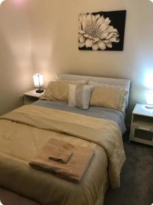 een slaapkamer met een groot bed met handdoeken erop bij NG Property in Glasgow