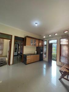 Køkken eller tekøkken på Villa Putih 3 Kamar - Garden Villa